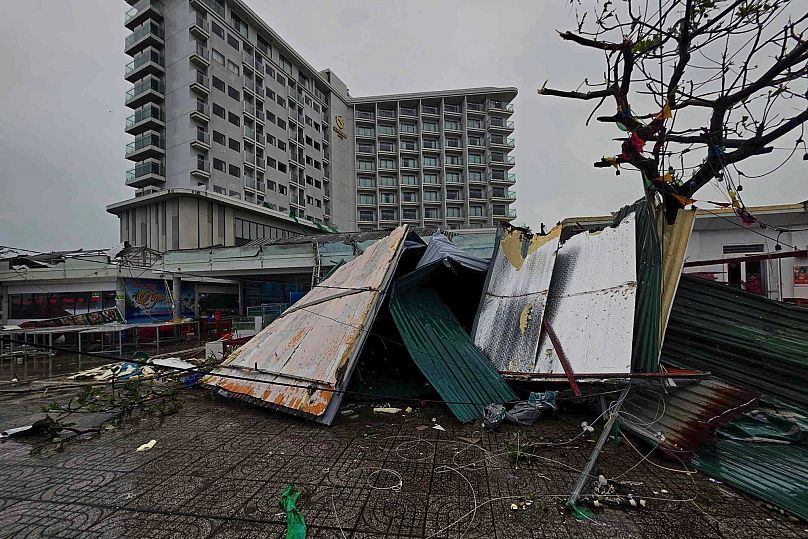 Des toits s'effondrent après le passage du typhon Kajiki à Ha Tinh, au Vietnam, mardi 26 août 2025.
