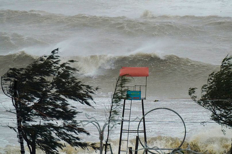 Des vagues déferlent dans la province de Ha Tinh, au Vietnam, le lundi 25 août 2025, alors que le typhon Kajiki approche.
