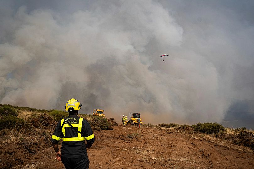 Esta foto, fornecida pela Securite Civile de França, mostra os bombeiros franceses a dirigirem-se para um incêndio florestal perto de Corporales, no norte de Espanha, a 20 de agosto. 