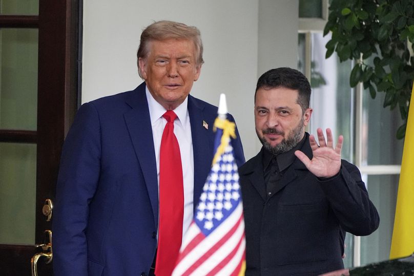 الرئيس دونالد ترامب، على اليسار، يرحب بالرئيس الأوكراني فولوديمير زيلينسكي عند وصوله إلى البيت الأبيض، يوم الاثنين 18 أغسطس 2025، في واشنطن.