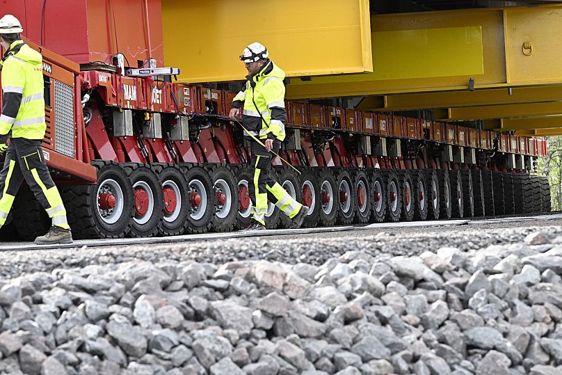 Le chariot spécialement conçu et équipé de 224 roues, l'église de Kiruna est déplacée à une vitesse d'un demi-kilomètre par heure, à Kiruna, en Suède, le mardi 19 août 2025.