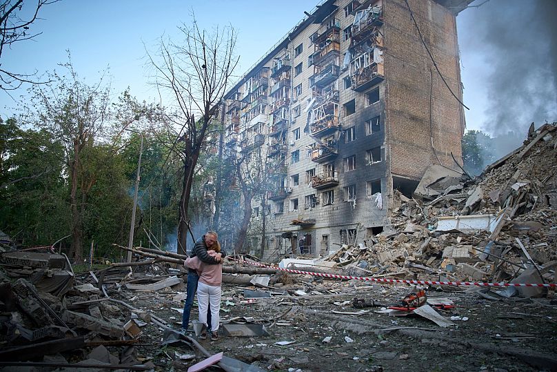 Residents react after a Russian missile hit a multi-storey apartment during Russia's combined missile and drone air attack in Kyiv, 17 June, 2025