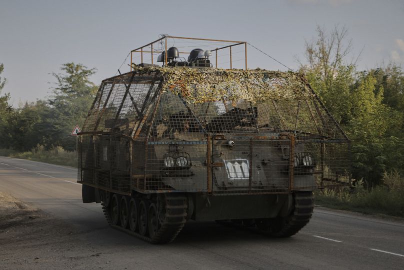 دبابة نقل جنود مدرعة أوكرانية تسير في شارع بمدينة كوستيانتيكيفكا، موقع معارك عنيفة مع القوات الروسية في منطقة دونيتسك، أوكرانيا، الأحد 24 أغسطس 2025.