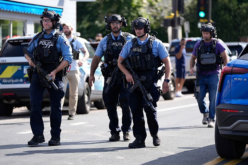 Des agents des forces de l'ordre se rassemblent devant l'école de l'église Annunciation en réponse à une fusillade de masse signalée, mercredi 27 août 2025, à Minneapolis.