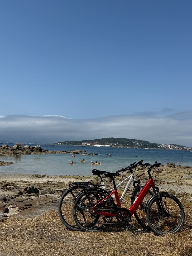 Bicicletas frente al mar en Isla de Arousa