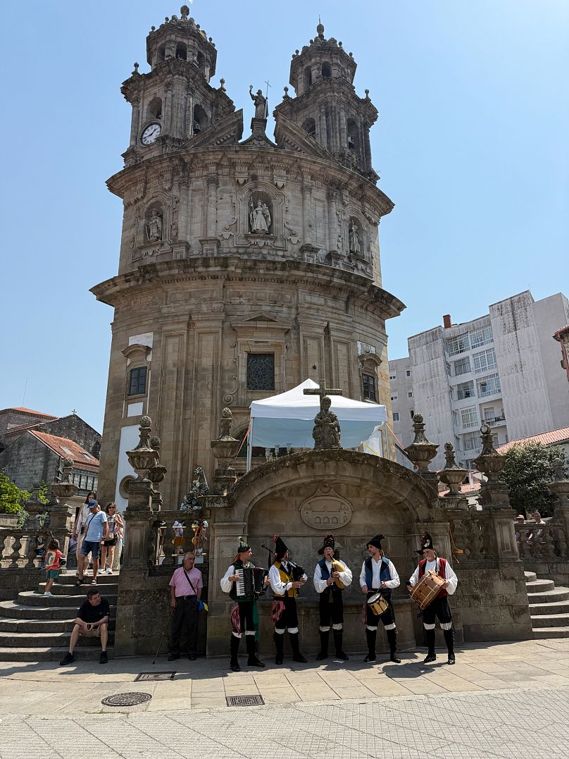 Vista De la Iglesia de la Virgen Peregrina en Pontevedra con gaiteros delante.