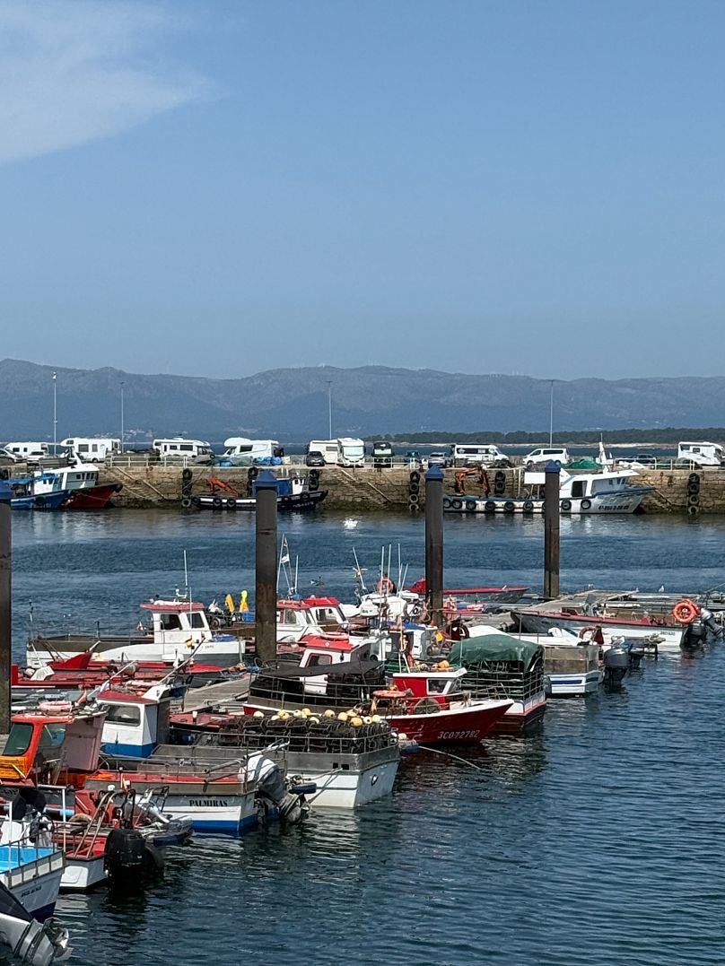 Puerto de O Grove con autocaravanas al fondo.