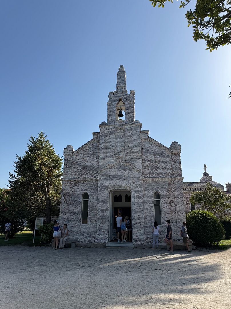 Iglesia recubierta con conchas de vieira en Isla de la Toja.