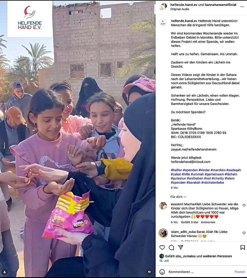 Hanna Hansen zeigt, wie sie Süßigkeiten im Erdbebengebiet in Marokko verteilt.