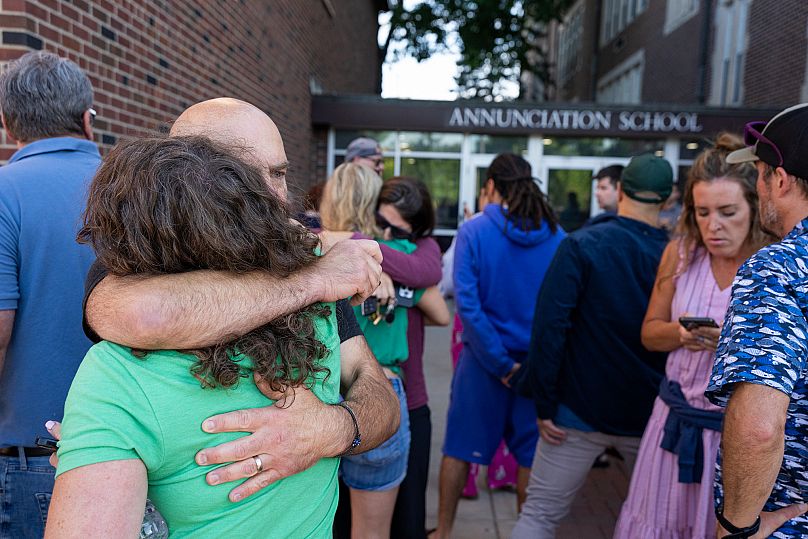 Des parents attendent des nouvelles pendant une fusillade à l'église Annunciation Church de Minneapolis, dans le Minnesota, le mercredi 27 août 2025.