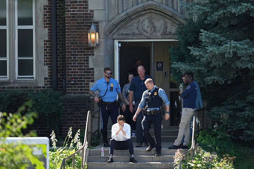 Le maire de Minneapolis, Jacob Frey, assis sur les marches de l'école de l'église Annunciation, suite à la fusillade de masse du mercredi 27 août 2025.