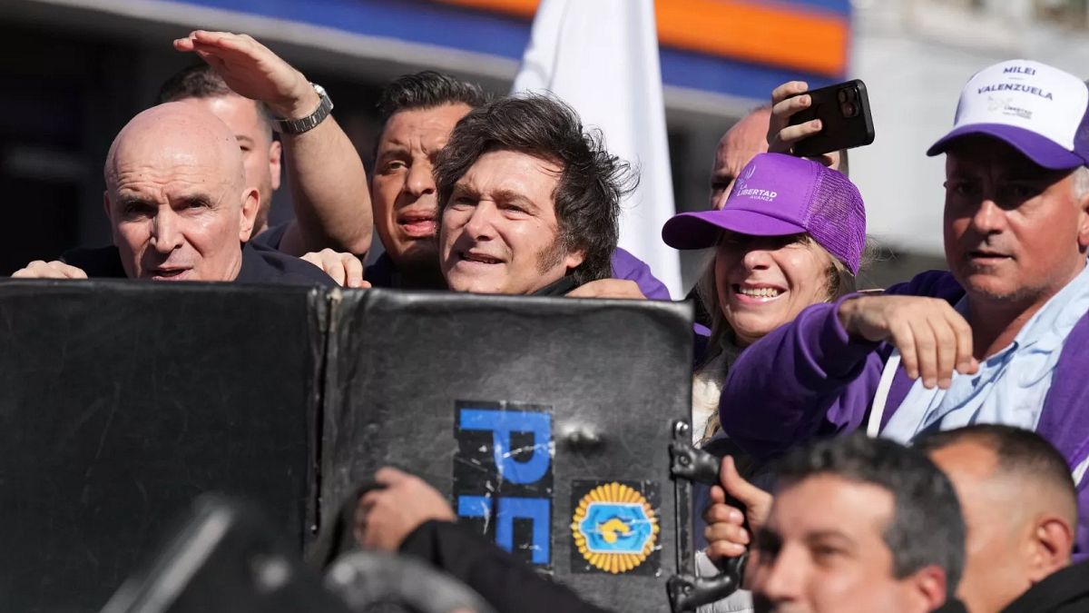 Argentine : Javier Milei visé par des jets de pierres lors d’un déplacement de campagne