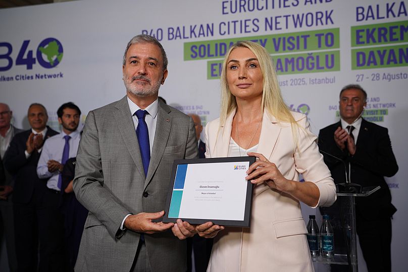 Barselona Belediye Başkanı ve Eurocities Başkan Yardımcısı Jaume Collboni (solda), ödülü İBB Başkanı'nın eşi Dilek İmamoğlu'na (sağda) takdim etti. / 28 Ağustos 2025 Perşembe