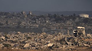 Des panaches de fumée s'élèvent au-dessus de Gaza alors qu'Israël prépare une offensive élargie