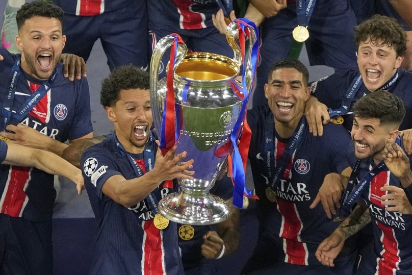 Los jugadores del PSG celebran con el trofeo tras ganar la final de la Liga de Campeones contra el Inter en el Allianz Arena de Múnich, Alemania, el 31 de mayo de 2025.