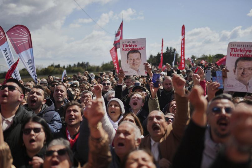 مناصرون يرفعون صور رئيس بلدية إسطنبول أكرم إمام أوغلو أمام سجن سيليفري غرب إسطنبول، الجمعة 11 أبريل 2025.