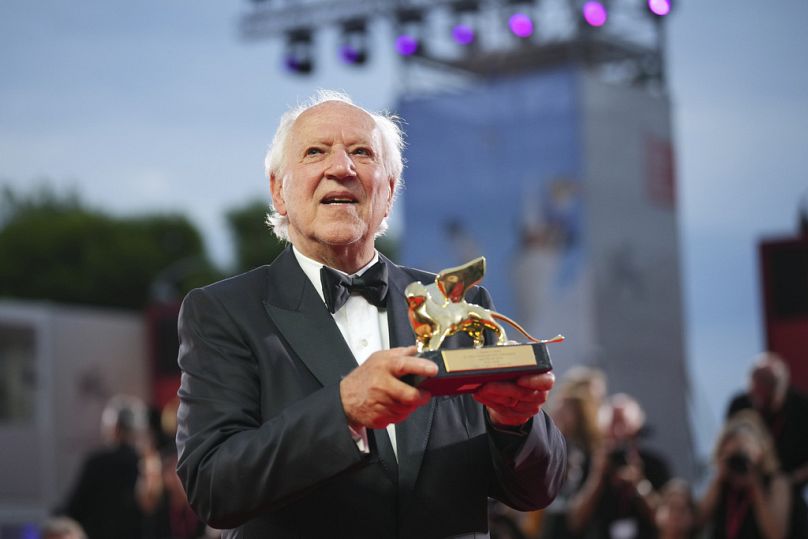 Werner Herzog, vencedor do Leão de Ouro pelo conjunto da sua obra, posa para os fotógrafos na cerimónia de abertura e na estreia do filme «La Grazia» durante a 82.ª edição