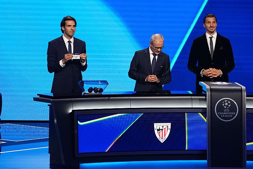 L'ancien joueur brésilien Kaka, et Zlatan Ibrahimovic, à droite, lors du tirage au sort de la phase de groupes de la Ligue des champions de football à Monaco, le jeudi 28 août