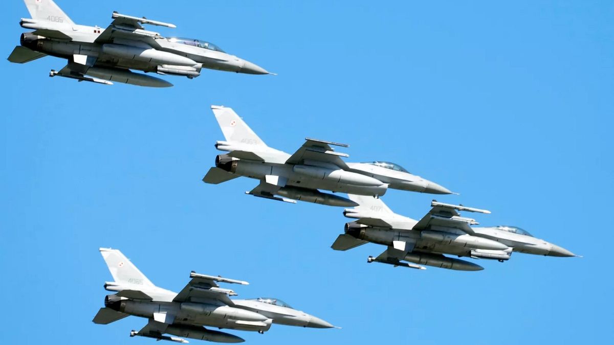 Polish Air Force F-16 fighter jet crashes during air show rehearsal