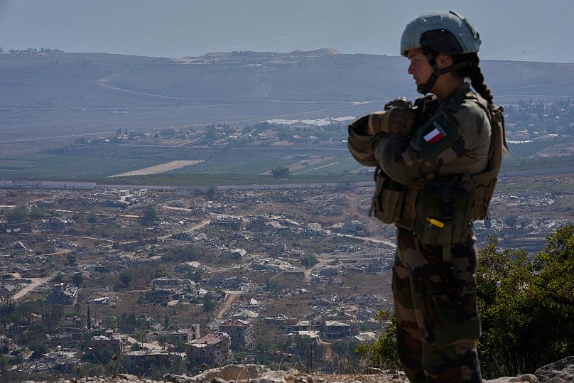 Un soldato francese di Unifil su una collina che domina Kfar Kila, un villaggio libanese al confine con Israele distrutto dai bombardamenti (26 agosto 2025)