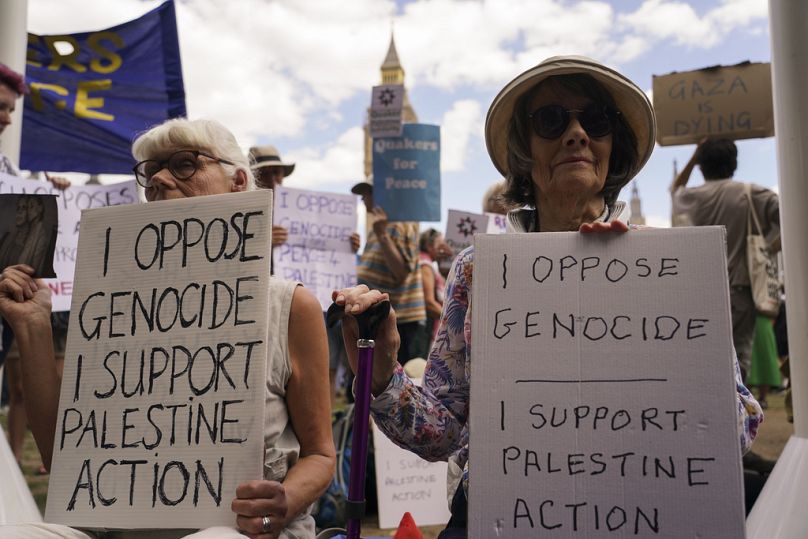 محتجون يرفعون لافتات خلال تظاهرة دعم للشعب الفلسطيني في غزة، في ساحة البرلمان بلندن، 9 أغسطس 2025.