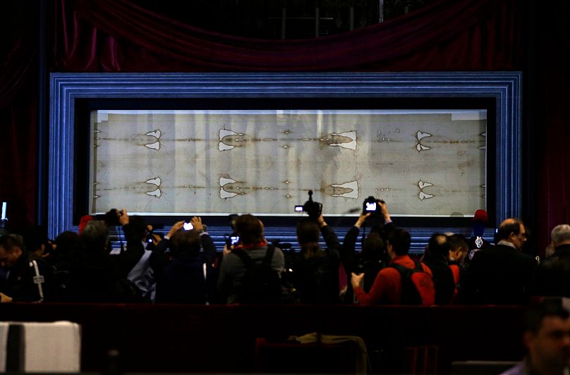 La Sábana Santa se expone en la Catedral de Turín el 18 de abril de 2015.