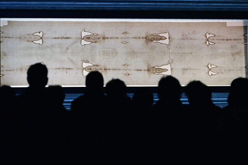 People admire the Holy Shroud - Turin, 2015