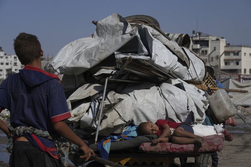 نازحون فلسطينيون يغادرون شمال غزة، الخميس 28 أغسطس 2025.
