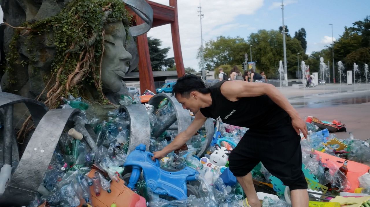 Benjamin Von Wong at work on the Geneva installation 