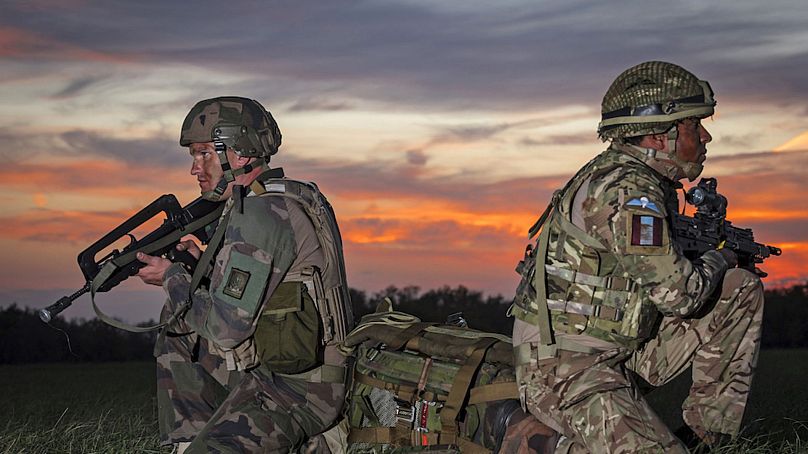 Brit és francia katona 2025 júliusában, Franciaországban