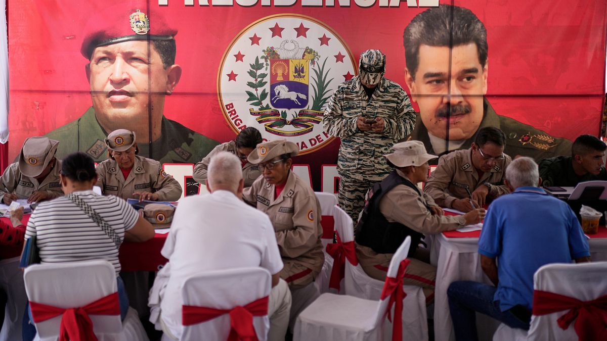The US brings in a navy fleet to Venezuela's coast — but does the Suns cartel exist?