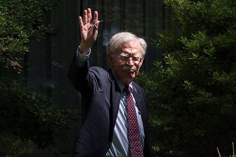 يلوح مستشار الأمن القومي السابق جون بولتون عند وصوله إلى منزله يوم الجمعة, أغسطس. 22، 2025 ، في بيثيسدا ، دكتوراه في الطب