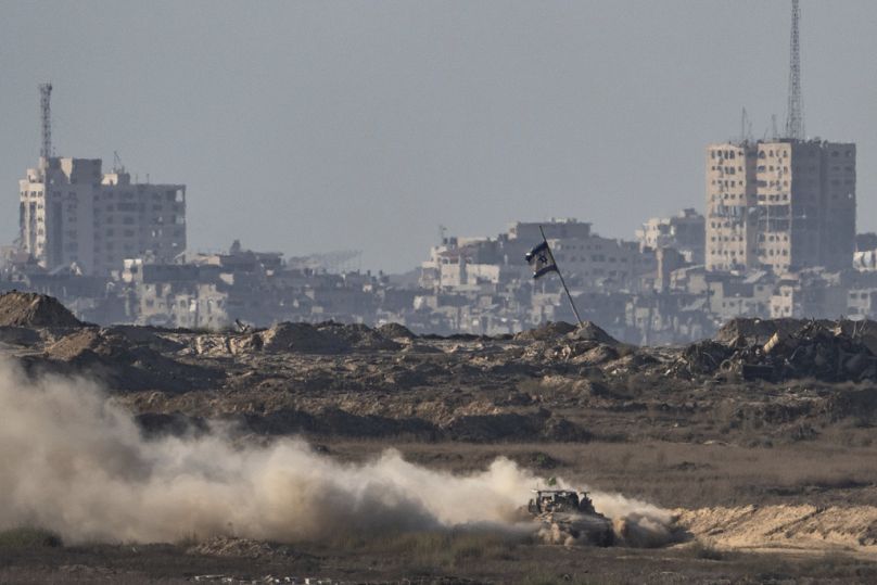 Un véhicule blindé israélien circule dans la bande de Gaza, vu depuis le sud d'Israël, le vendredi 29 août 2025.