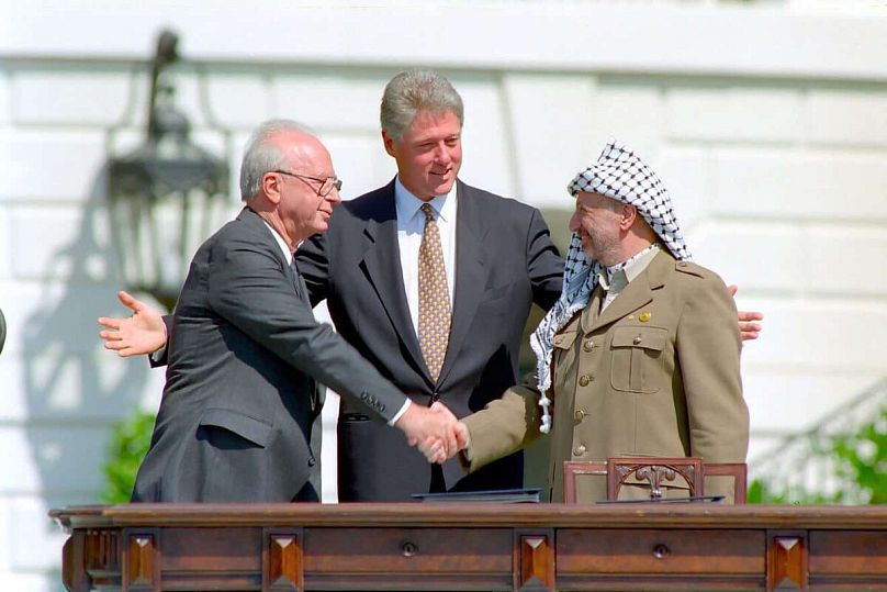 Jitzhak Rabin izraeli miniszterelnök, Bill Clinton amerikai elnök és Jasszer Arafat PFSZ-elnök a Fehér Házban, 1993 szeptember 13-án