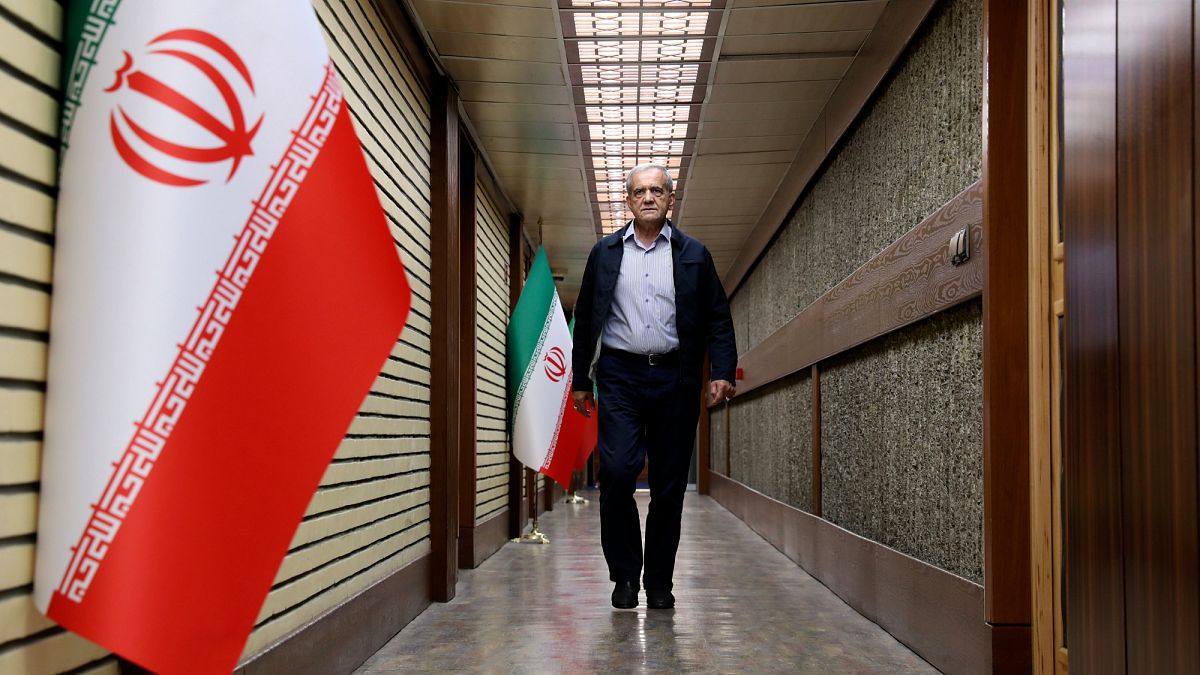 "إيران لا تريد الحرب لكنها لا تخشاها".. بزشكيان يتهم واشنطن وتل أبيب بمخطط لتفكيك بلاده