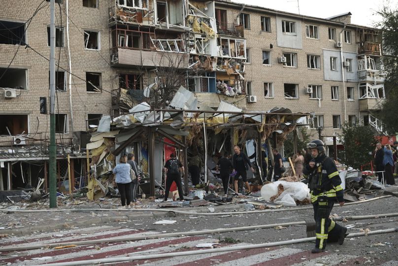 I residenti osservano le loro case distrutte in seguito all'attacco aereo russo a Zaporizhzhia, Ucraina, sabato 30 agosto 2025. (AP Photo/Kateryna Klochko)