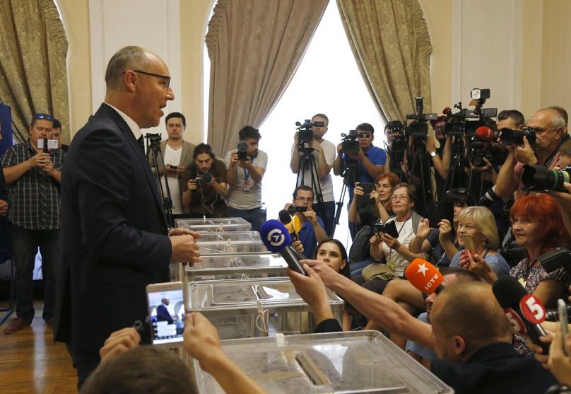 Le président du parlement ukrainien, Andriy Paroubiy, s'adresse aux médias dans un bureau de vote lors des élections législatives à Kyiv, en Ukraine, le 21 juillet 2019
