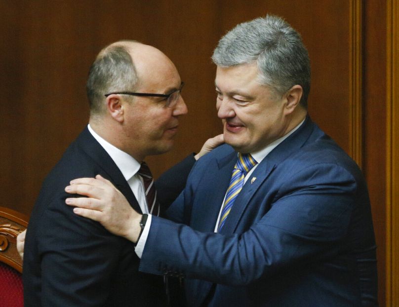 Le président ukrainien Petro Porochenko, à droite, et le président du parlement Andriy Paroubiy lors d'une session parlementaire à Kyiv, en Ukraine, le jeudi 7 février 2019.