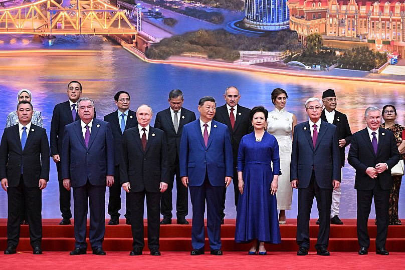 Vladimir Poutine, Xi Jinping, posent pour une photo avec d'autres dirigeants lors de la cérémonie d'accueil des chefs d'État à l'OCS à Tianjin