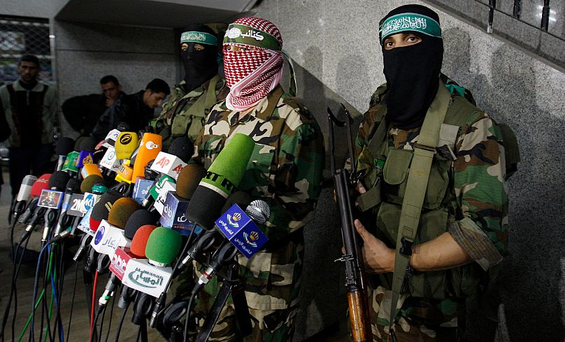 Abou Obeida, au centre, porte-parole des Brigades Qassam, la branche armée du Hamas, tient une conférence de presse à Gaza, vendredi 26 mars 2010.