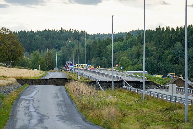Les secours interviennent samedi 30 août 2025 près d'un glissement de terrain à Nesvatnet, près de Levanger, en Norvège.