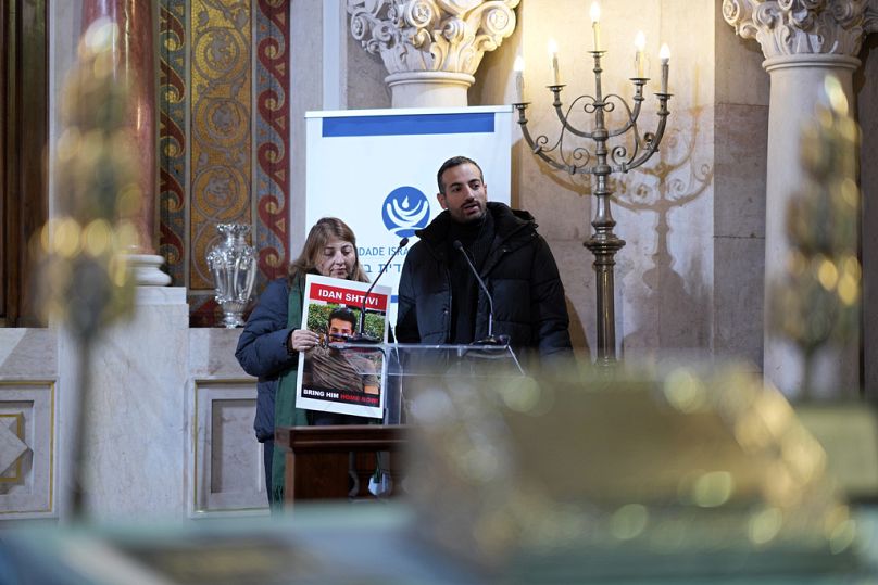 Dalit Iron Shtivi, à esquerda, e Omni Shtivi, irmãos de Idan Shtivi, raptado pelo Hamas, visitam Sinagoga em Lisboa