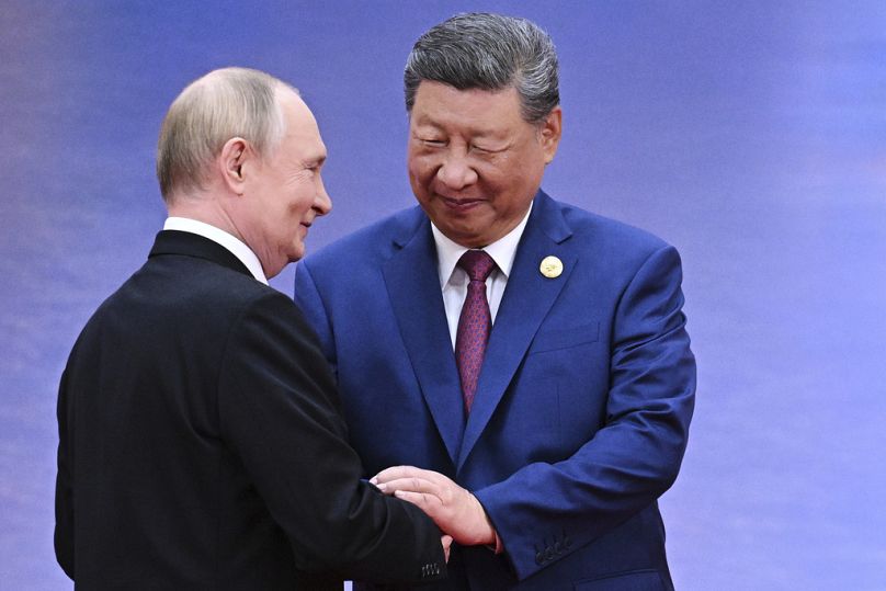 Vladimir Putin ve Xi Jinping, Çin'in Tianjin kentinde düzenlenen ŞİÖ zirvesi liderlerini karşılama töreninde birbirlerini selamlıyor, 31 Ağustos 2025.