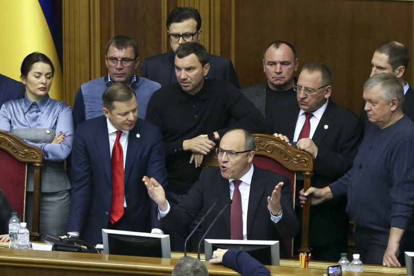 DOSSIER - Des députés ukrainiens écoutent le président du Parlement, Andriy Paroubiy, au centre, lors d'une session parlementaire à Kyiv, en Ukraine, le lundi 26 novembre 2018