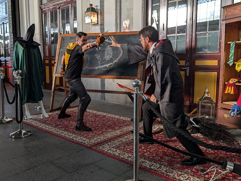 Un asistente recreando la escena en la que 'Harry Potter' consigue la Snitch Dorada