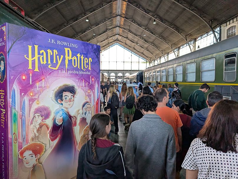 El stand con una de las portadas alternativas más modernas de 'Harry Potter y la piedra filosofal'