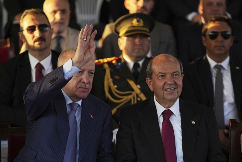 Der türkische Präsident Erdogan zeigt gerne den Rabia-Gruß der Muslimbruderschaft.