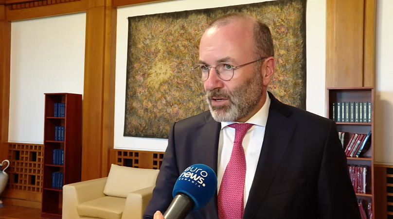 El presidente del Partido Popular Europeo, Manfred Weber, durante su entrevista con 'Euronews Rumanía', el 1 de septiembre de 2025.