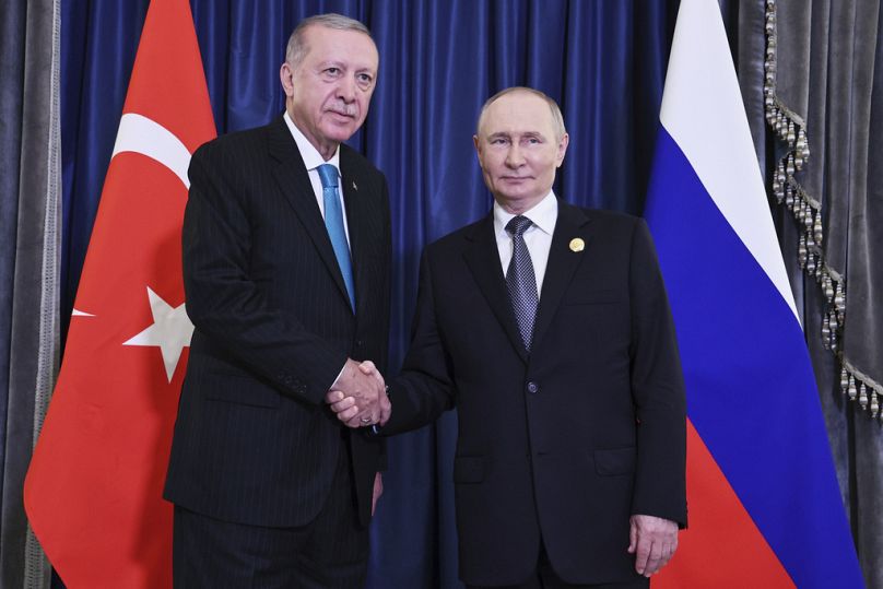 الرئيس الروسي فلاديمير بوتين والرئيس التركي رجب طيب إردوغان يتصافحان خلال اجتماعهما على هامش قمة منظمة شنغهاي للتعاون في تيانجين ، الصين ، الاثنين ، سبتمبر. 1, 2025