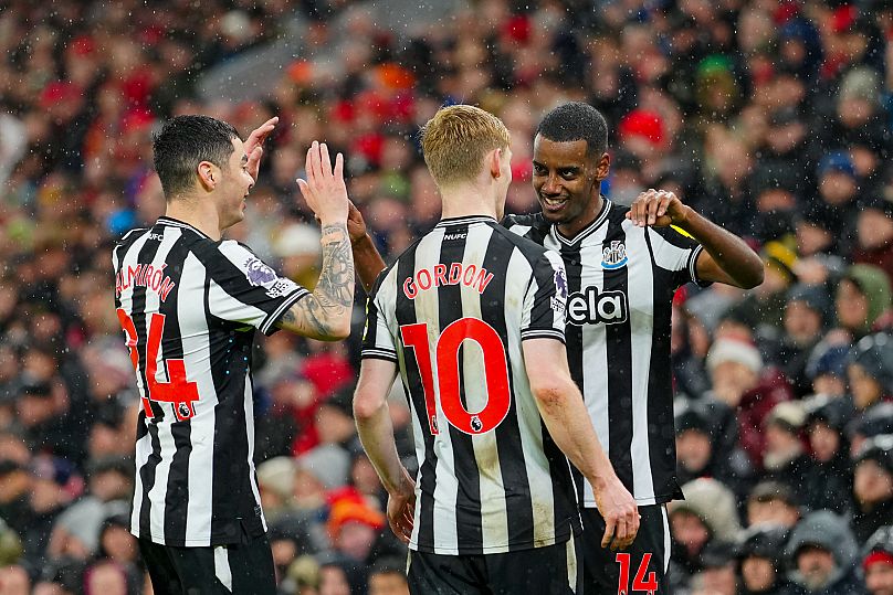 Alexander Isak, do Newcastle, à direita, comemora com os colegas de equipa, a 1 de janeiro de 2024.
